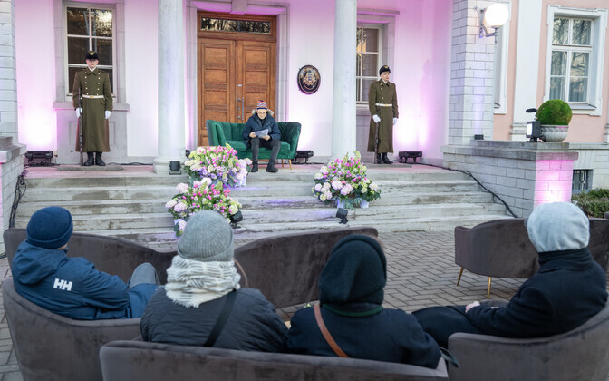 Native Language Day reading marathon held on Estonian president’s front steps | News Native Language Day reading marathon held on Estonian president's front steps | News