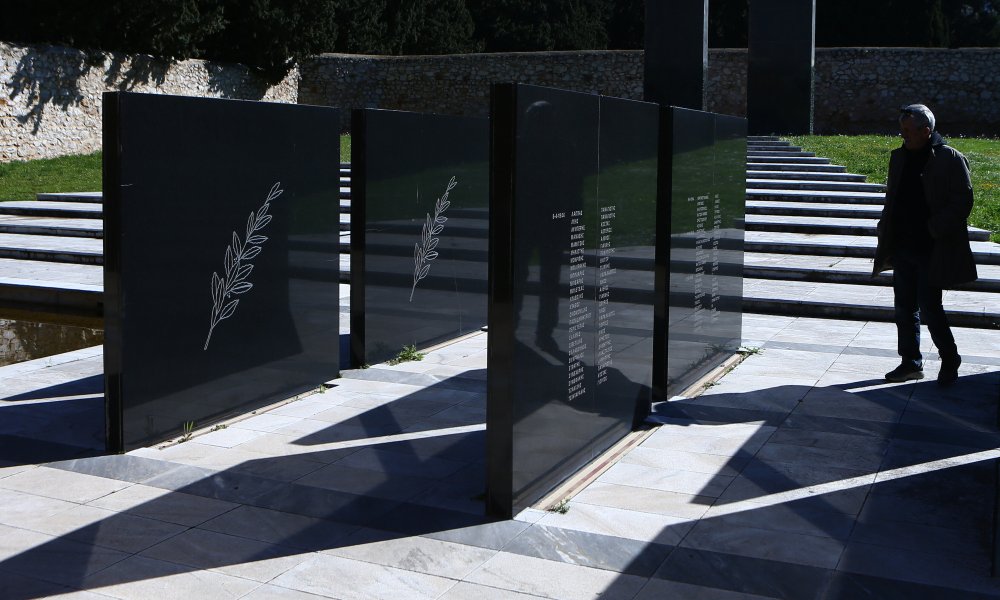 Greece recovers photos of Nazi mass murder