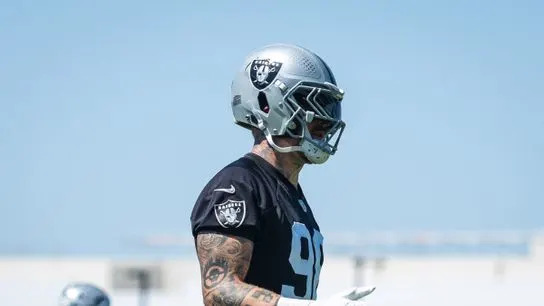 Las Vegas Raiders defensive end Max Crosby (98) in the warm up line before the Raiders’ OTAs, Thursday May 29, 2025 in Las Vegas, Nev.