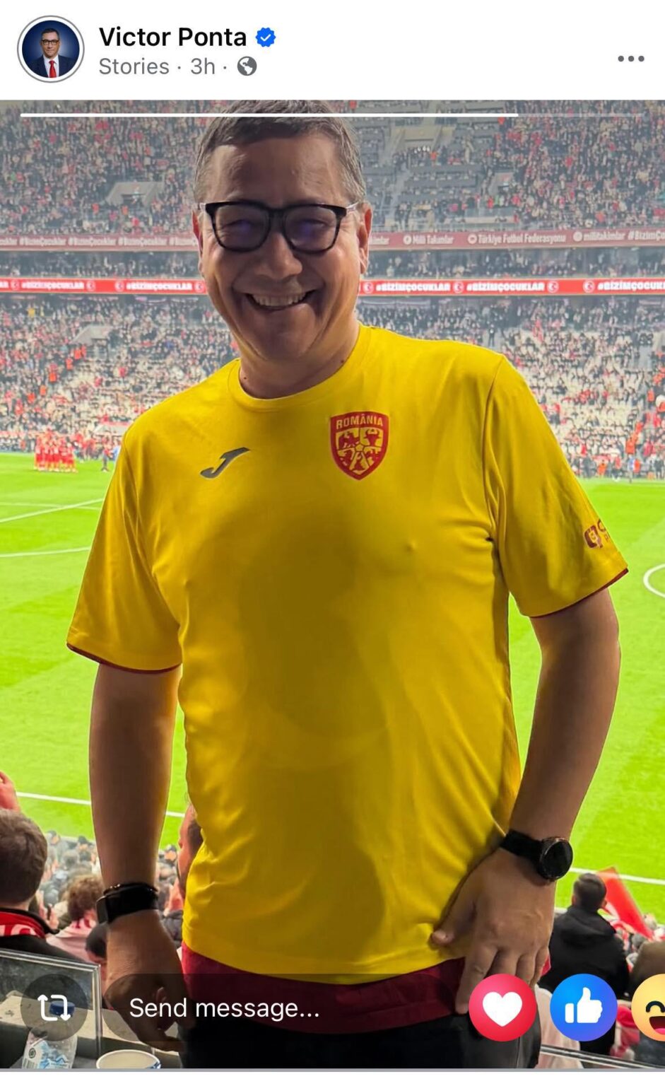 Victor Ponta, sovereignist and former prime minister of Romania, present at the stadium at the Turkey-Romania match, wore a Turkish T-shirt under the Romanian national team T-shirt