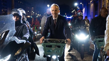 Socialist Emmanuel Grégoire arrives on bicycle after being elected mayor of Paris – video