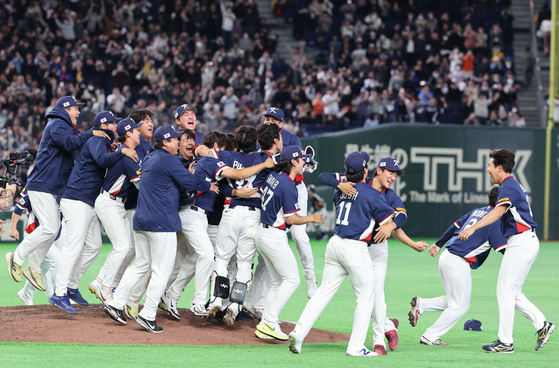 The Korean team celebrates after securing a spot in the knockout stage of the World Baseball Classic with a 7-2 win over Australia in Tokyo ono March 9. [YONHAP]