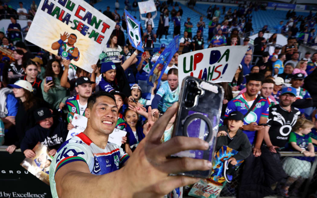 Gold Coast Titans v NZ Warriors, round 25 of the NRL Telstra Premiership rugby league at Cbus Super Stadium, Gold Coast, Australia on Saturday 23 August 2025.
Roger Tuivasa-Sheck of the Warriors with fans  post match.