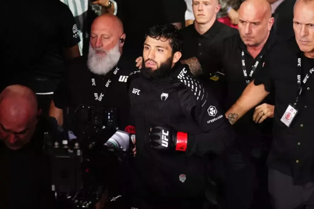 Armenian wrestler Tsarukyan punches opponent in revenge for “unfair” moves Armenian wrestler Tsarukyan punches opponent in revenge for "unfair" moves