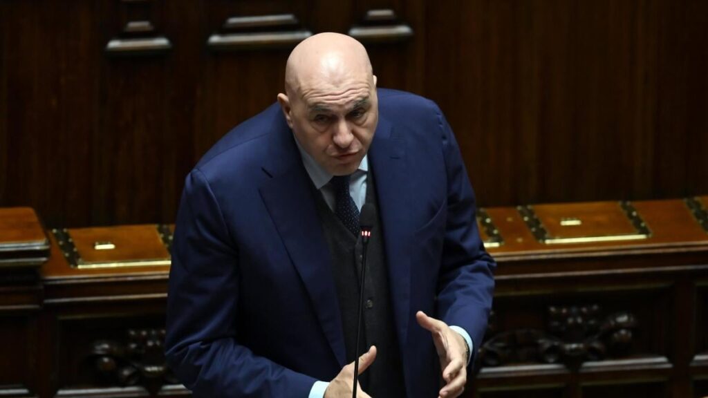 Crosetto blocked for the bombings in Iran, now in Italy, Patuanelli (M5S) asks for resignation. Tajani: «I didn't know anything»