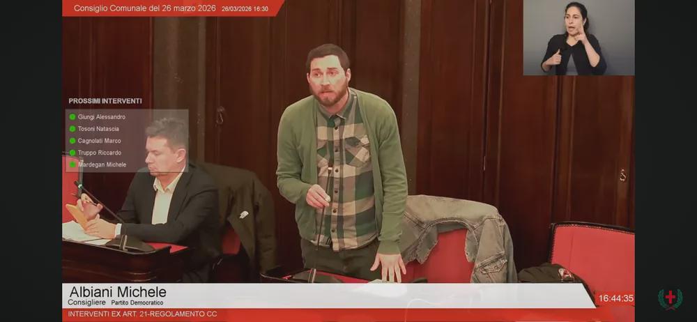 Milan, the minute of silence for Bossi in the city council ends in brawl. The PD councilor: "Shame. He has unleashed hatred towards those who are not from the north" - The video