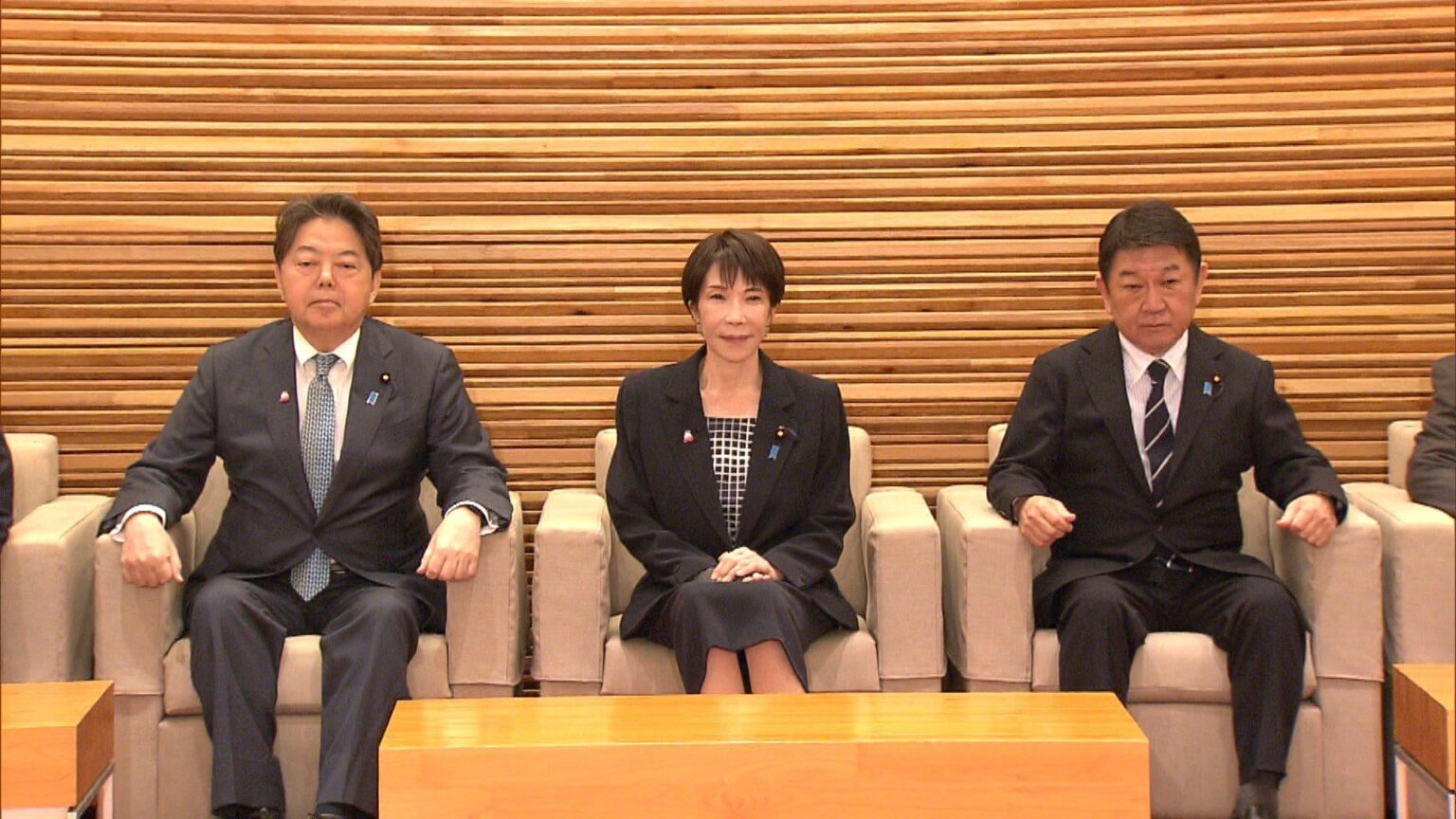 Japan's Cabinet approves Immigration Control Act amendment bill to raise maximum fee for permanent residence application from 10,000 yen to 300,000 yen