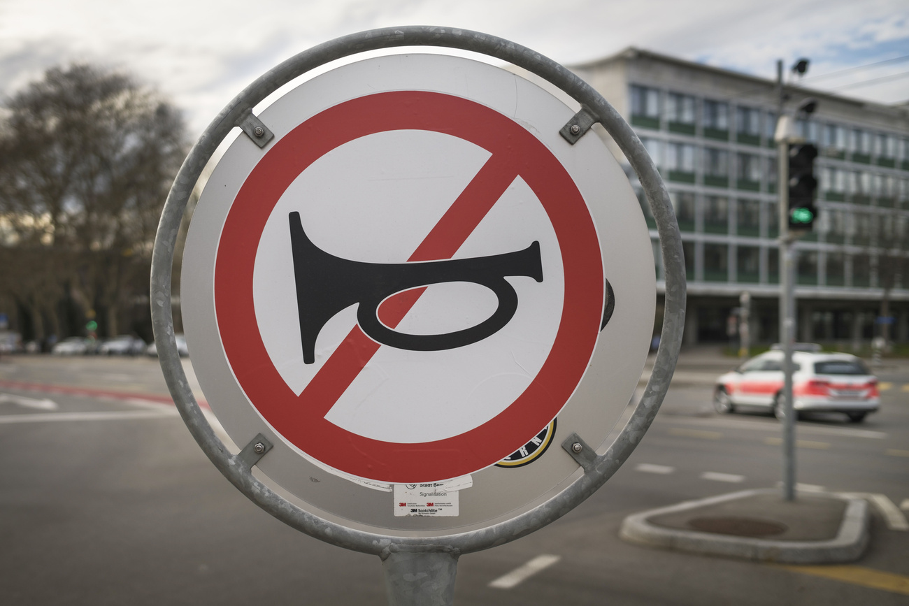 Sign indicating that honking is prohibited.