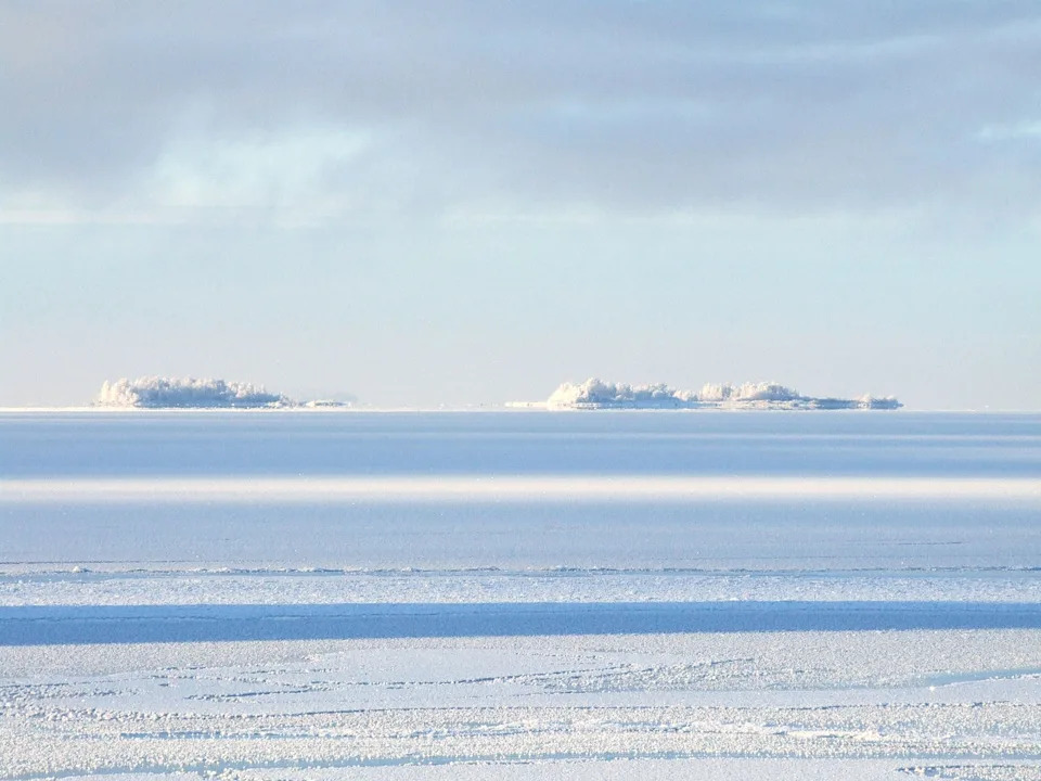 https://upload.wikimedia.org/wikipedia/commons/thumb/b/b5/Hermanni_Islands_in_Oulu_2006_11_04.JPG/1280px-Hermanni_Islands_in_Oulu_2006_11_04.JPG?_=20070416161437