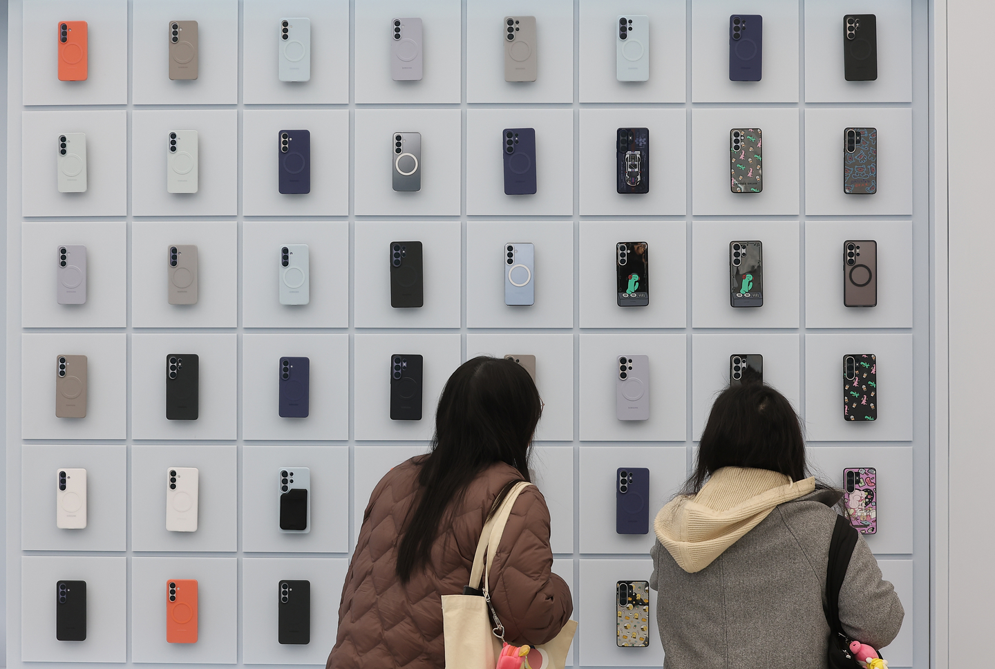 Customers look at smartphone cases displayed at Samsung Electronics' flagship Gangnam store in Seocho District, southern Seoul, on March 11, the day of the Galaxy S26 series' release. [YONHAP] 