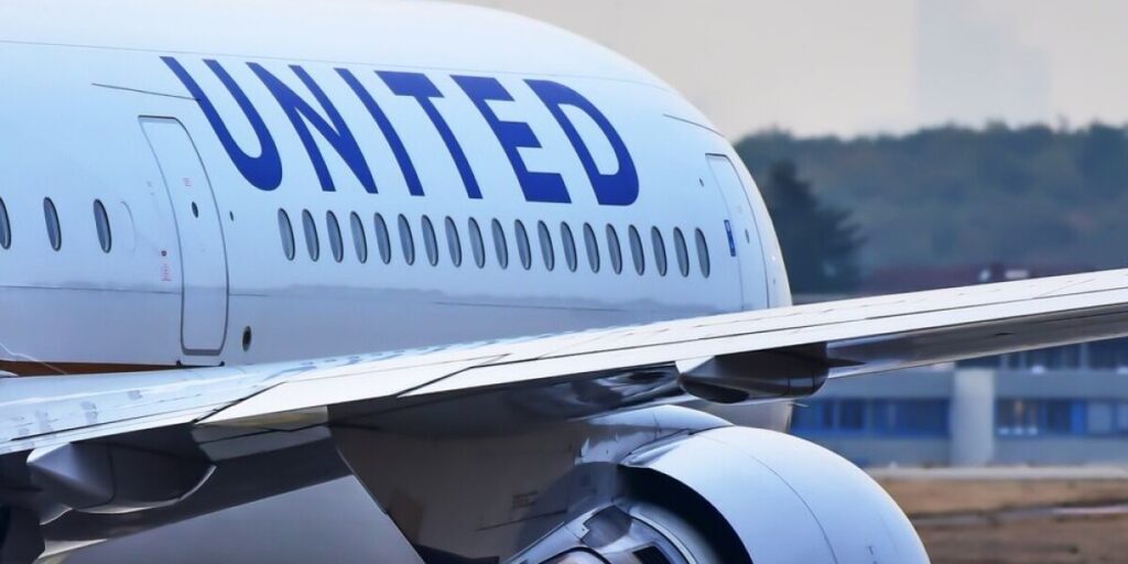 United Airlines bans passengers without headphones on flights to France