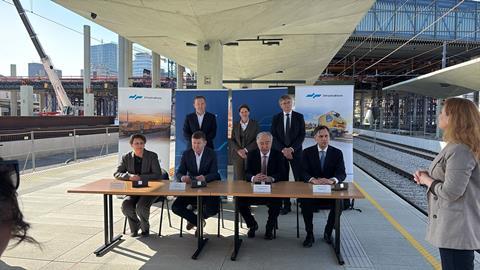 Foto cerimonia di firma con Ambrogio Caccia Dominioni, Presidente di Tesmec - 2