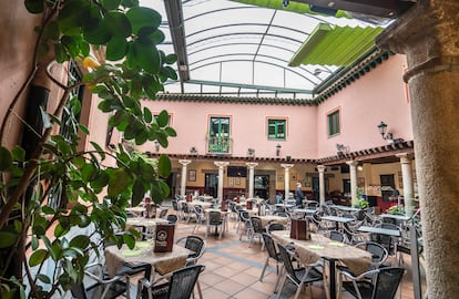 La casa donde vivía Orson Wells mientras rodaba las pelis en Ávila, se llama La casa de la fruta, más tarde la compraría. Ahora es un restaurante