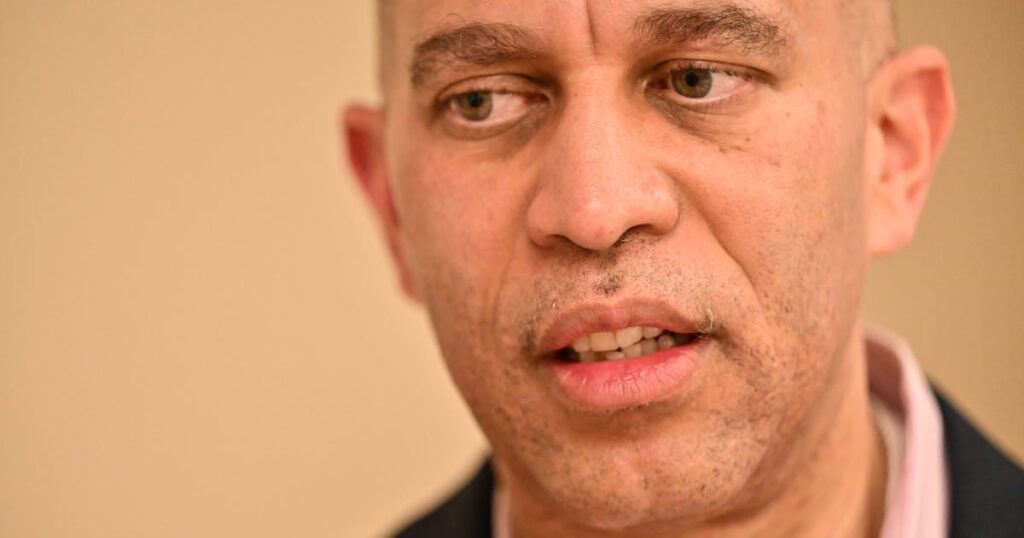 Democrats Revolt Against Hakeem Jeffries Ahead of Midterms