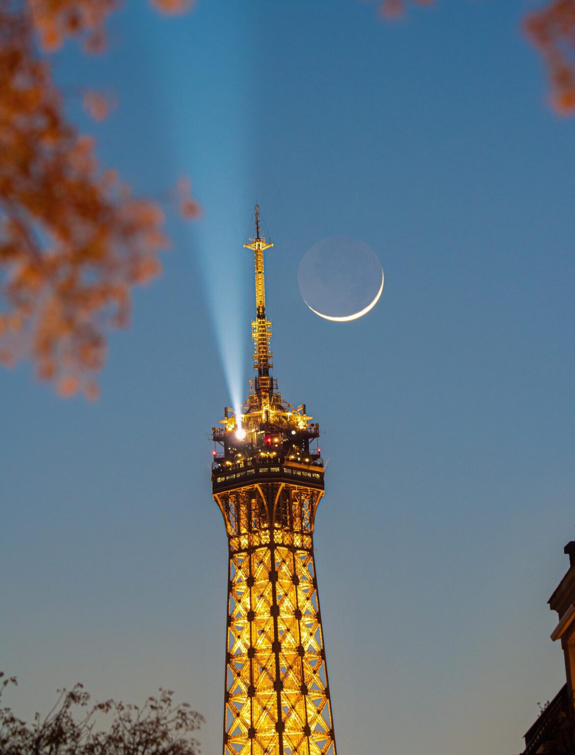 The Eiffel Tower and the new Moon at 4%