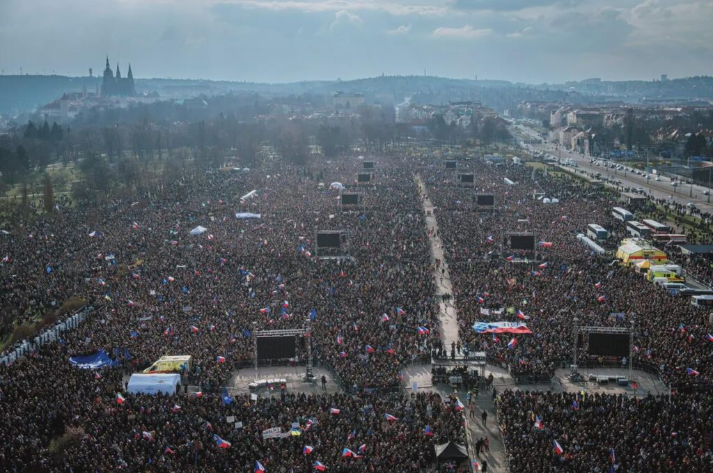 Hundreds of thousands gather in Prague to side with the president against the current Czech government