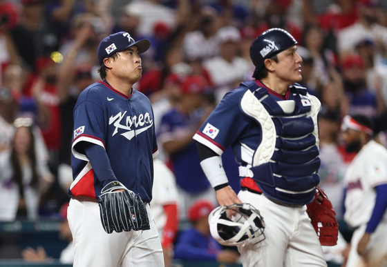 Pitcher Ryu Hyun-jin walks off the mound after giving up three runs in the bottom of the second inning of a game against the Dominican Republic in Miami on March 13. [YONHAP]