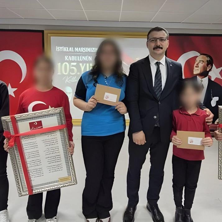 Edirne Lalapaşa District Governor Bahadır Yılmaz presented a painting of the National Anthem written in Arabic letters to successful secondary school students.