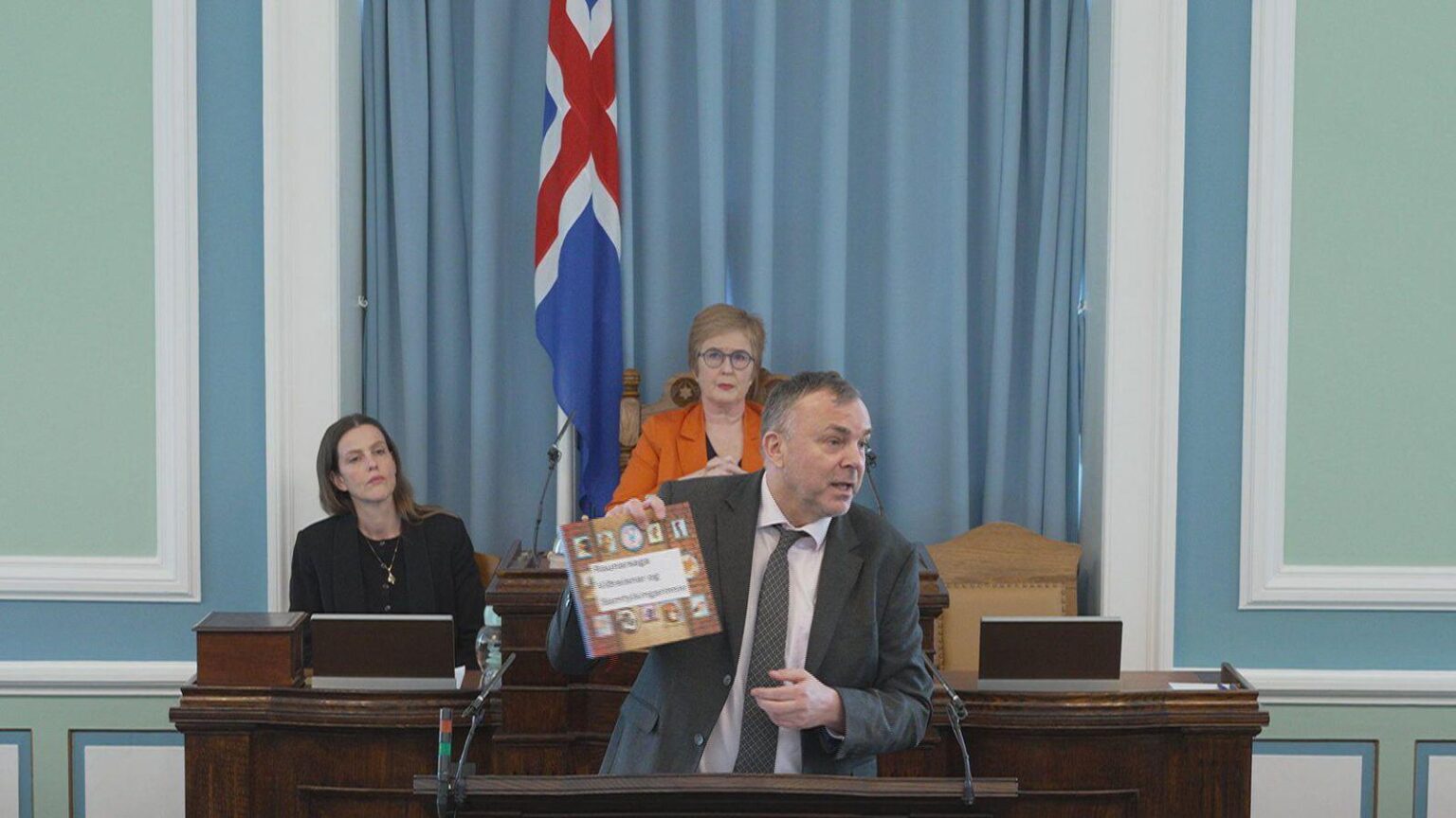 Another amazing speech by Jón Pétur: “Thin in Brussels, the story of a bankrupt drunkard” Another amazing speech by Jón Pétur: "Thin in Brussels, the story of a bankrupt drunkard"