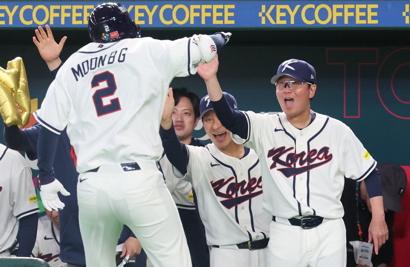 Korea manager Ryu Ji-hyun, right, celebrates after Moon Bo-gyeong hits a home run during a match against the Czech Republic in the teams' Pool C game at the World Baseball Classic at Tokyo Dome in Tokyo on March 5. [YONHAP]