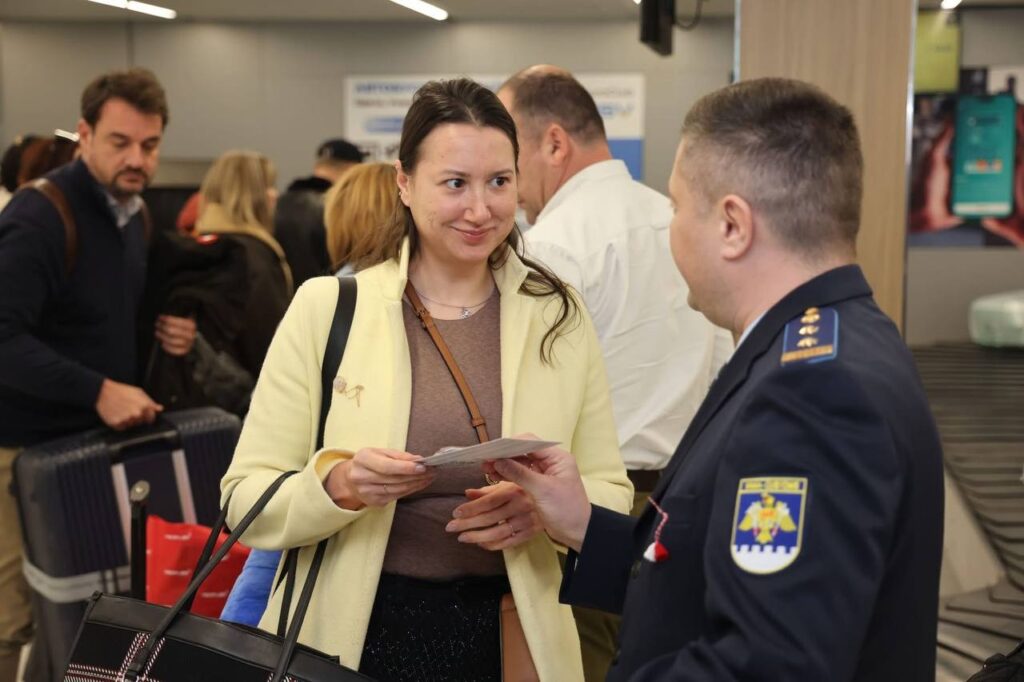 PHOTO, VIDEO // Spring celebrated at border through tradition in Moldova; Customs Service employees welcome travelers with Martisor charms