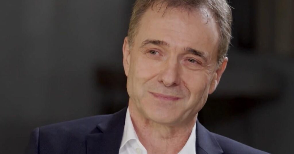 Guido Fluri takes on Mark Zuckerberg and Elon Musk. With his "Internet Initiative", he wants to force tech giants to take action against illegal content such as child abuse, fraud and disinformation.