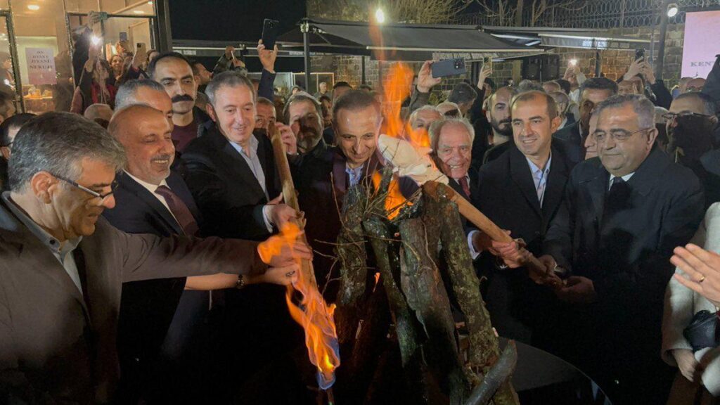 Sezgin Tanrıkulu met with Çetin Arkaş, the perpetrator of the Çetinkaya massacre, who burned 12 of our citizens to death, and Veysi Aktaş, the perpetrator of the Mavi Çarşı massacre, who murdered 13 of our citizens.