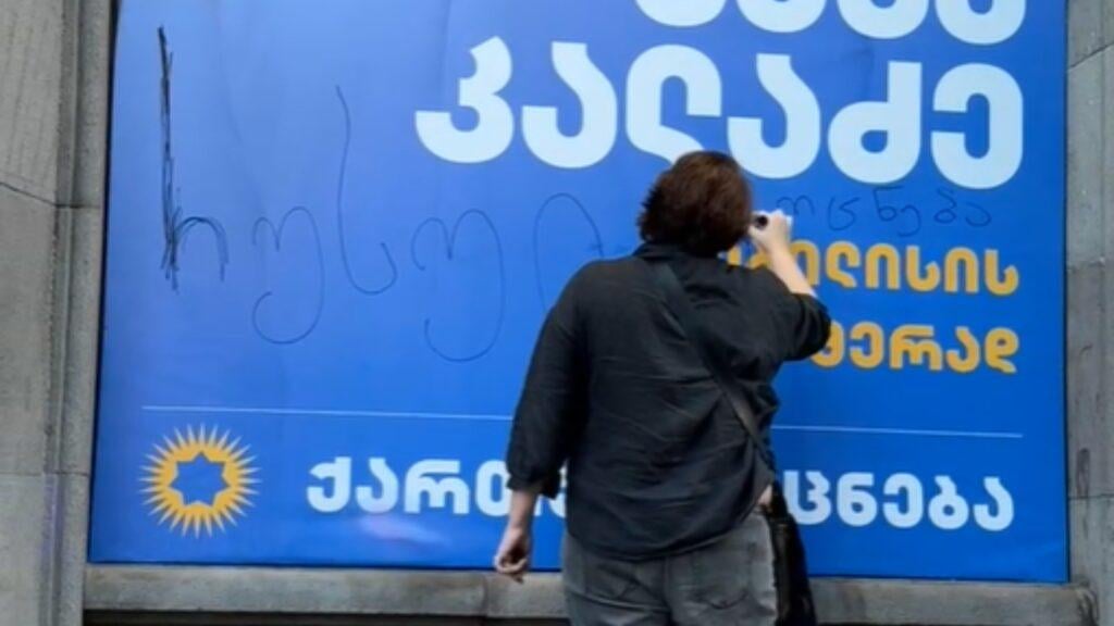 Elene Khoshtaria, an opposition party leader, has been sentenced to 1 year and 6 months in prison for “damaging someone else’s property,” after writing “Russian Dream” on a Tbilisi Mayor’s campaign banner