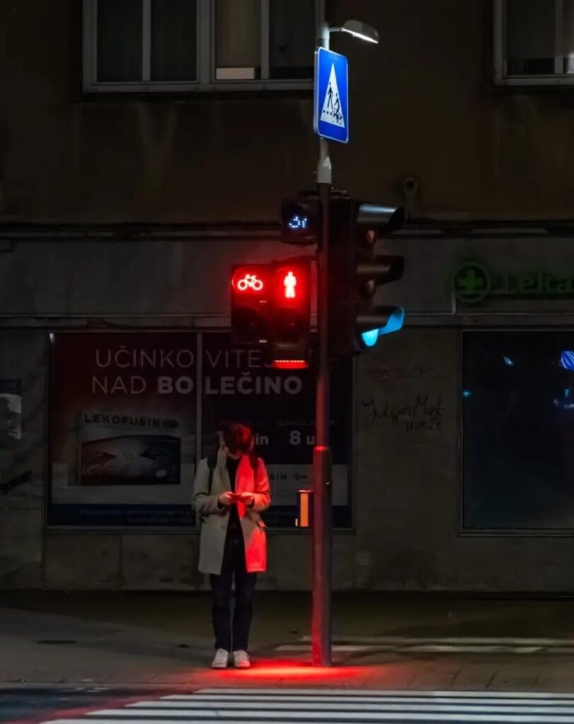 The new "zombie light" at the Economic Exhibition Center. The light of the traffic light also shines on the ground so that even those staring at their phones can see it.