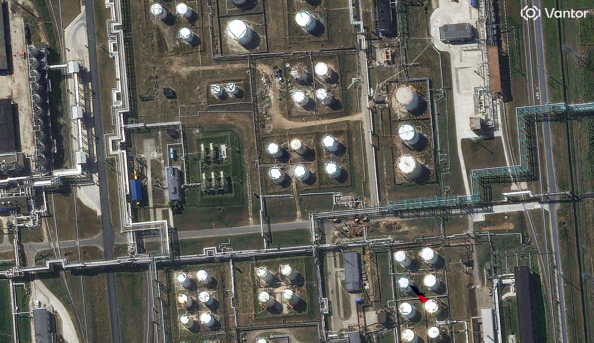 A satellite image shows the same Russian oil refinery in Yaroslavl in August last year