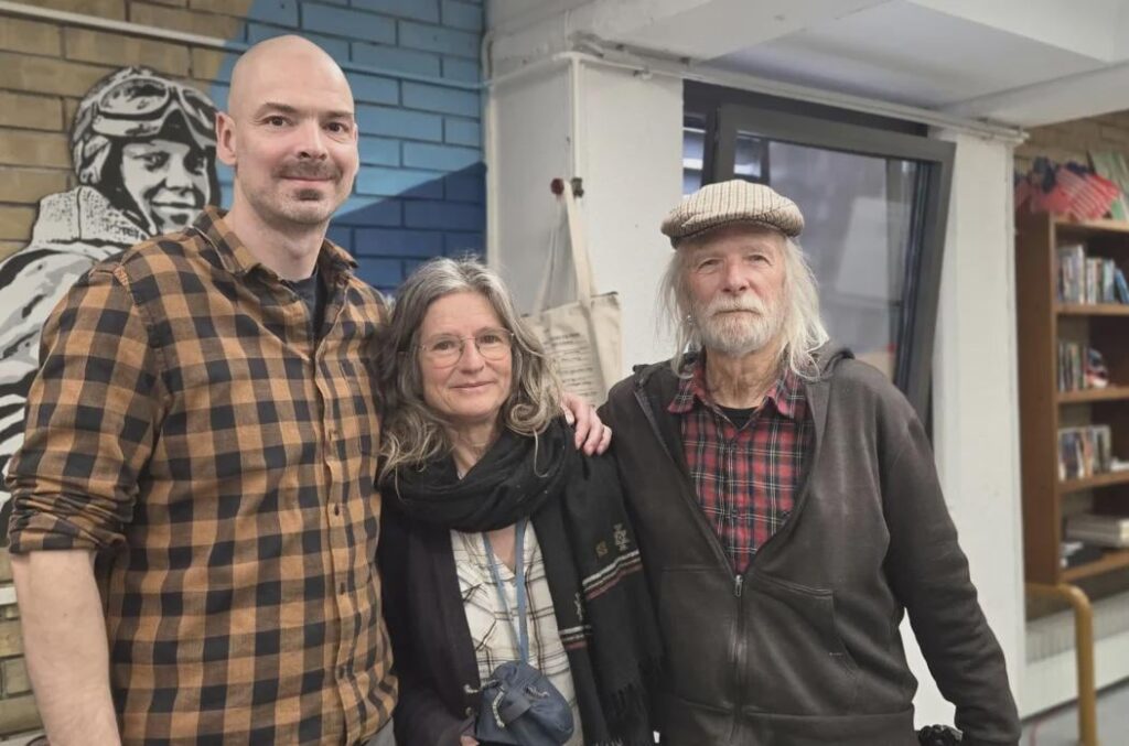 A couple of foreigners on a trip were looking for an internet connection in the library in Karlovac. It was Oscar winner Michael Wadleigh with his wife