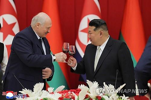 North Korean leader Kim Jong-un (R) and Belarusian President Alexander Lukashenko attend a banquet following their summit in Pyongyang on March 26, 2026, in this photo published the following day by the Korean Central News Agency. (For Use Only in the Republic of Korea. No Redistribution) (Yonhap)