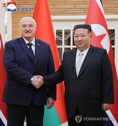 (LEAD) N. Korea, Belarus hold summit, sign friendship treaty: KCNA