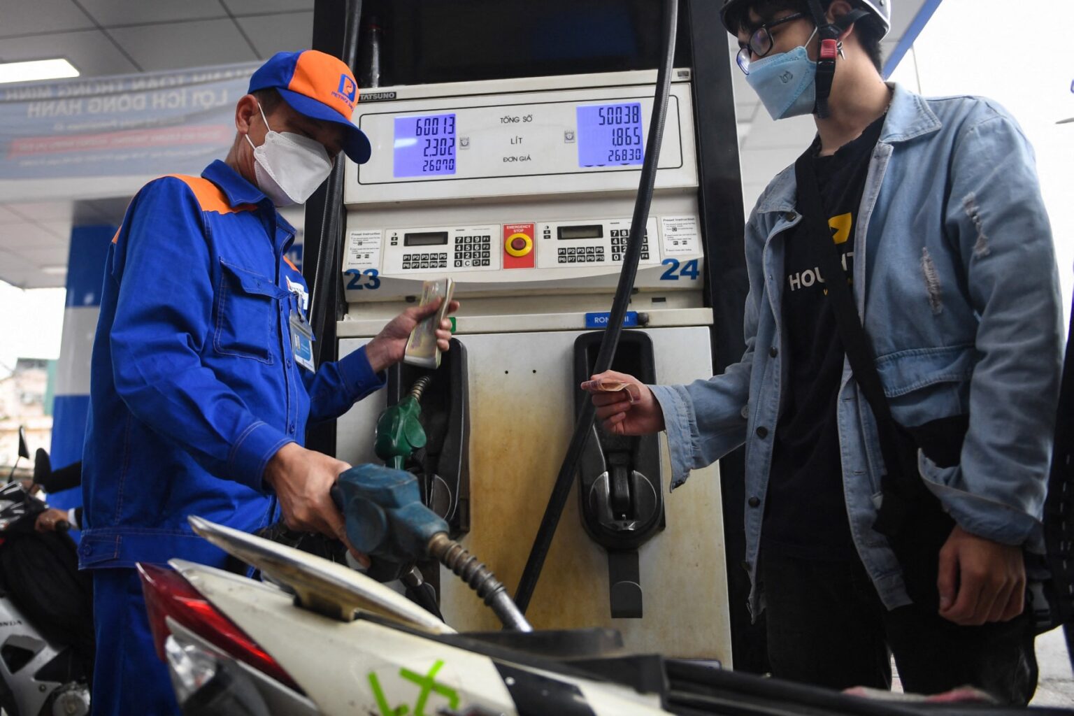 Oil prices surge amid geopolitical tensions, boosting Vietnam's energy stocks