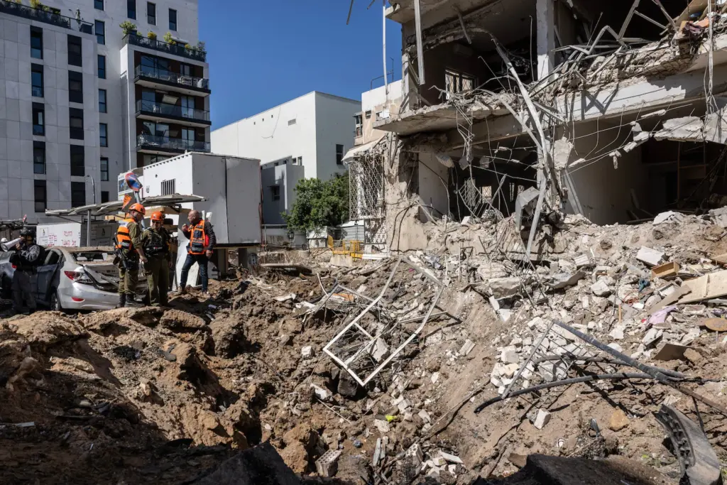 Israel, Iran trade strikes as U.S. says it is pausing attacks on energy targets Israel, Iran trade strikes as U.S. says it is pausing attacks on energy targets