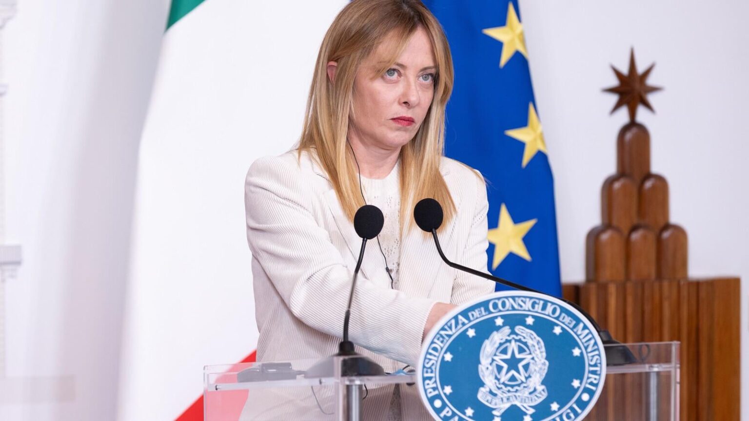 Meloni's electoral law is very similar to Renzi's (and serves to help the centre-right win)
