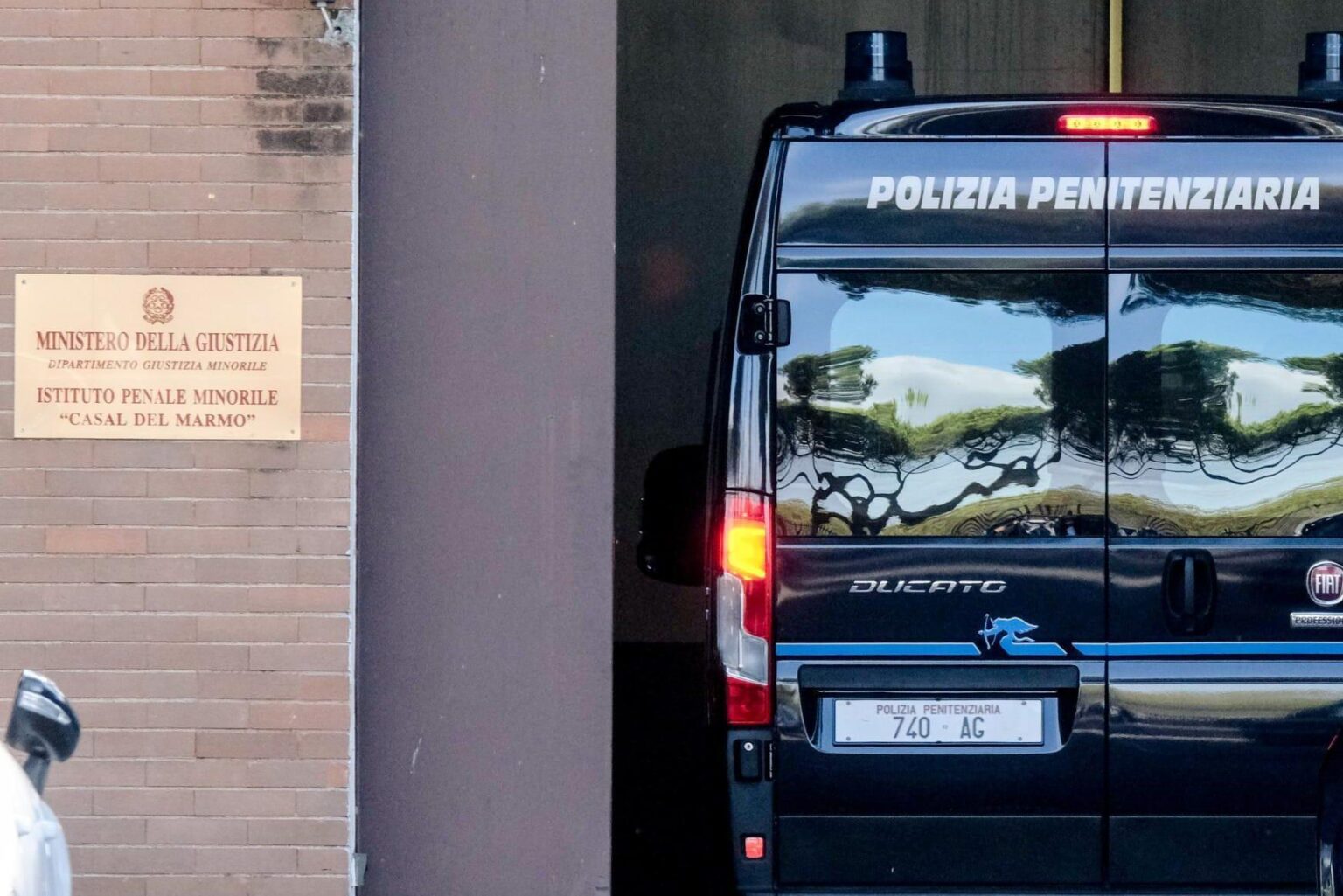 Testicles cut with scissors, punches and slaps: this is how officers tortured minors in Casal del Marmo