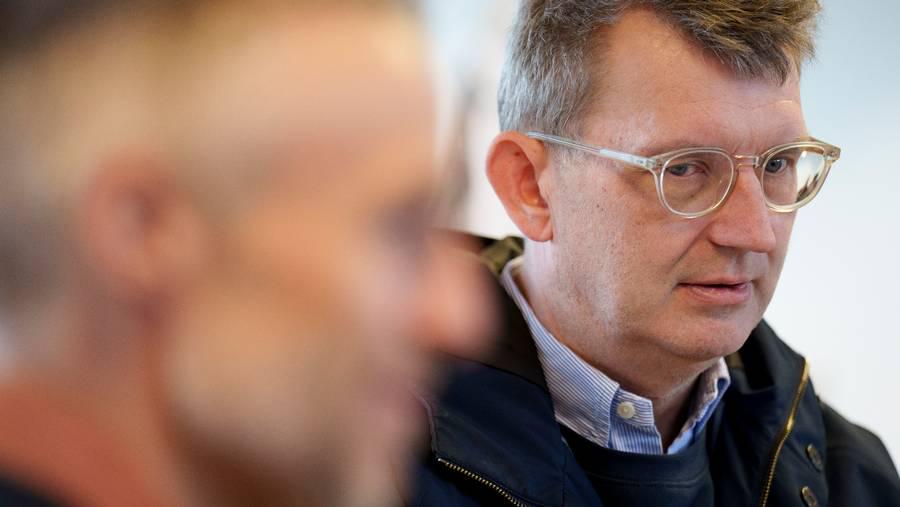 Gift-Troels: Sprays on field over drinking water - Two drinking water boreholes at Troels' field: Still, V-boss sprays his land, drawing criticism. - I comply with the rules, he says