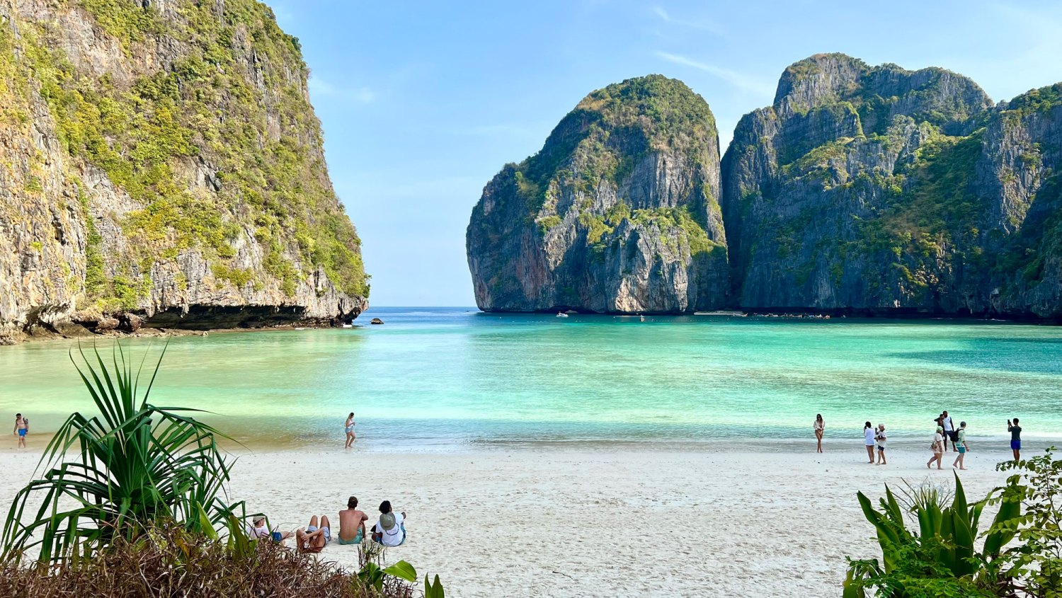 The dream beach Maya Bay PRODUCTION - 26 April 2023, Thailand, Ko Phi Phi: The world famous Maya Bay in the early morning, before the big tourist flow arrives. The beach known from the movie The Beach will be closed again for two months so that nature can recover.