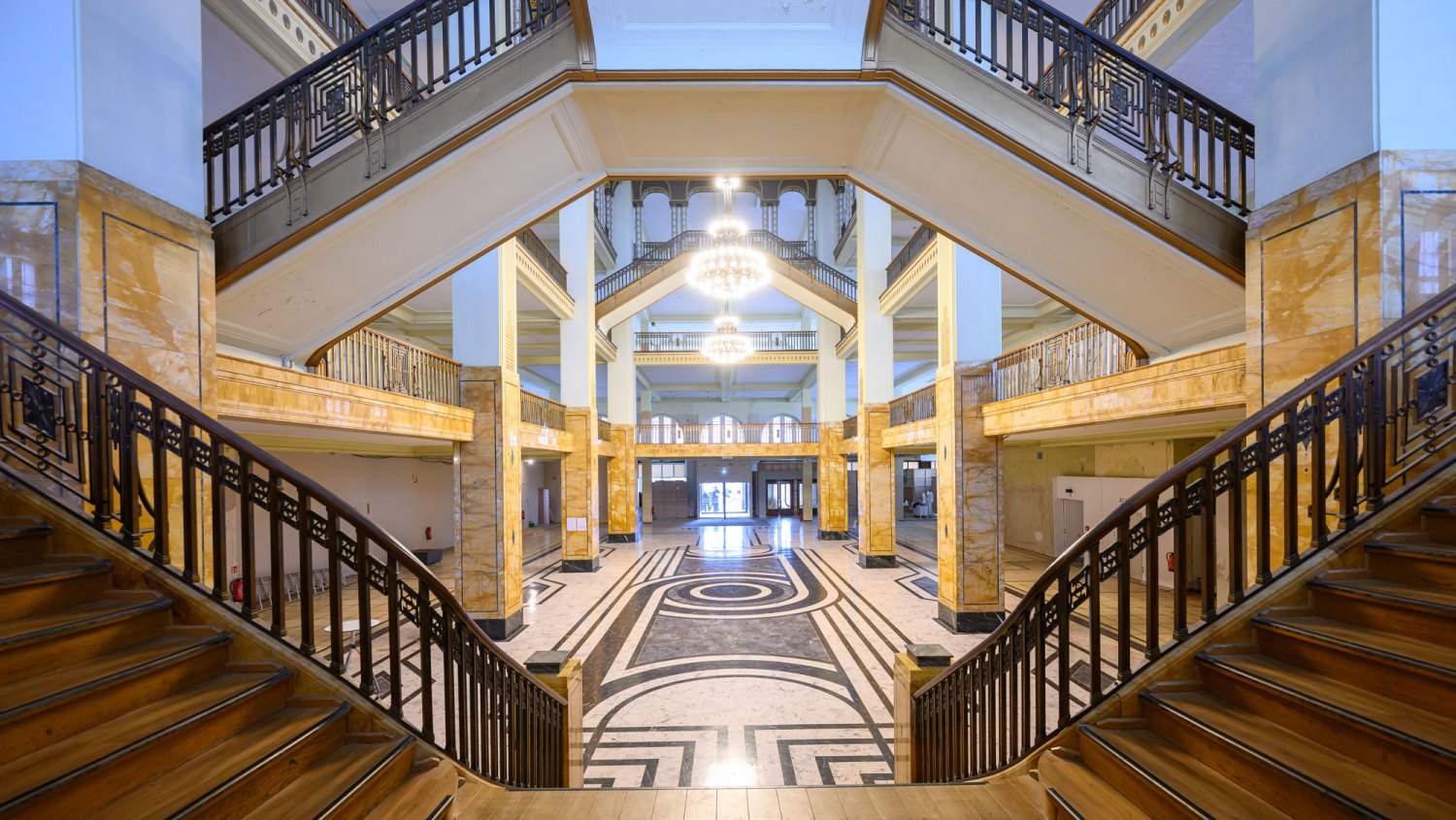 Görlitz department store PRODUCTION - 10 January 2025, Saxony, Görlitz: View of the department store in the old town. The Art Nouveau department store, which opened in 1913 and closed in 2009, was used as a film set for "The Grand Budapest Hotel" in 2013.