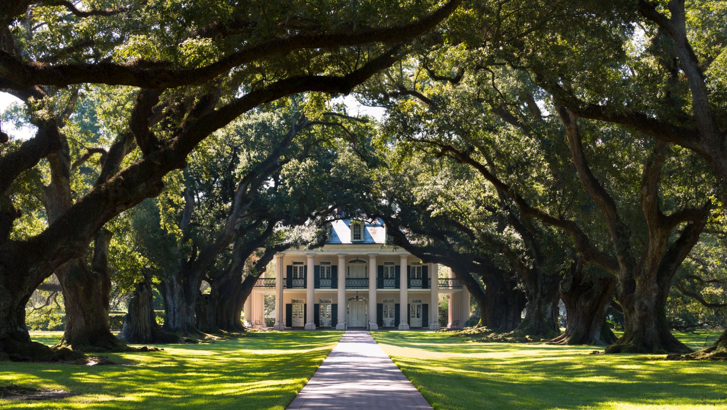 Filming Location for True Detective 2014-Oak Alley plantation antebellum mansion house and canopy of live oak trees in Mississippi Delta at Vacherie, Louisiana, USA