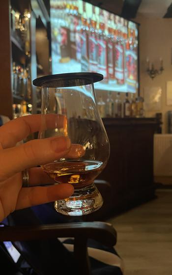 “Sláinte”, time to take off the puck, savor the aroma and take a sip of whisky.
