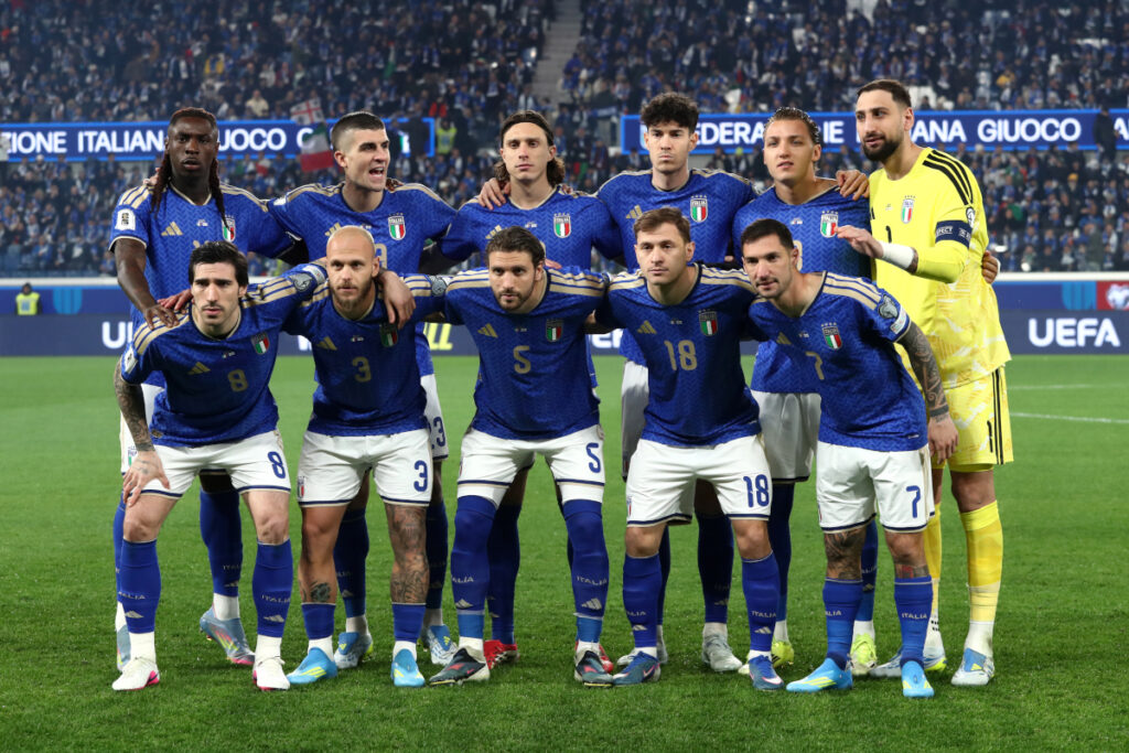 BERGAMO, ITALY - MARCH 26: Players of Italy pose for a team photograph prior to the FIFA World Cup 2026 European Qualifiers KO play-offs match between Italy and Northern Ireland at Stadio di Bergamo on March 26, 2026 in Bergamo, Italy. (Photo by Marco Luzzani/Getty Images)