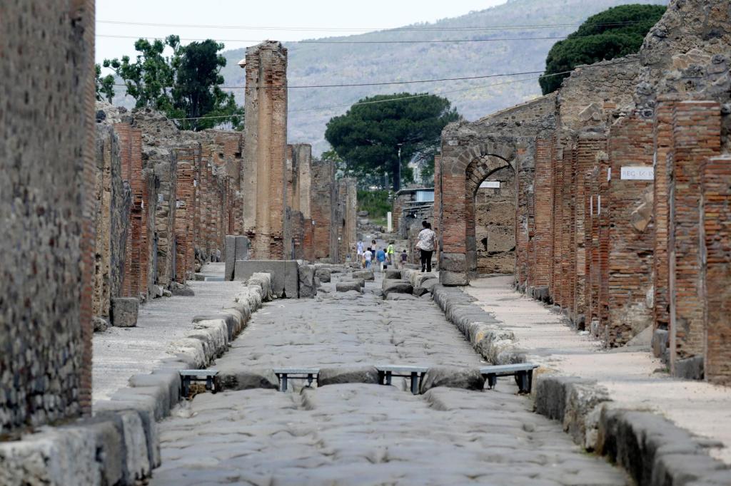 New exhibit shows plaster casts of Pompeii victims frozen at death