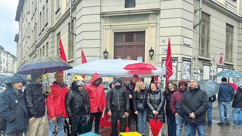 The protest of the Turin riders of Glovo and Deliveroo: «Riding for 9 hours to bring home between 35 and 40 euros. And every now and then they steal our bikes"