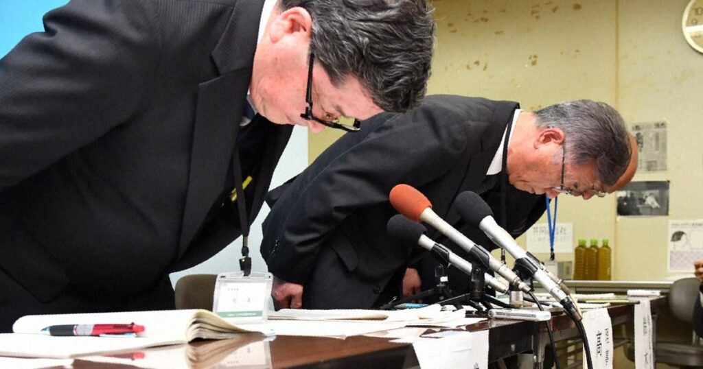 Fukushima Pref. city gym used unclaimed coins left behind in vending machines at a municipal gym to buy farewell flowers and cover year-end party expenses for 14 years