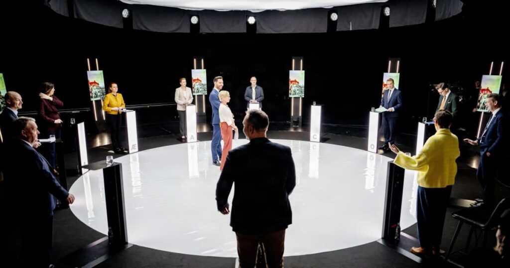 How many jokes does Kåre Quist fire at one party leader debate? Way too many