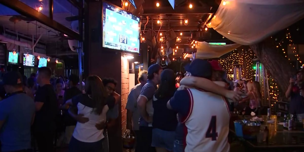 Arizona fans pack Arcadia sports bar to watch Wildcats advance