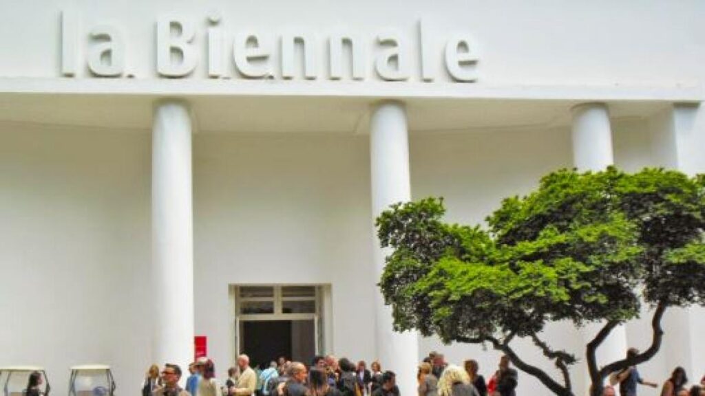 Buttafuoco — president of the Venice Biennale — has readmitted the Russian pavilion this year but 22 European ministers write: «Stop Russia's participation», and the EU threatens to cut funding, even the government and Giuli are against