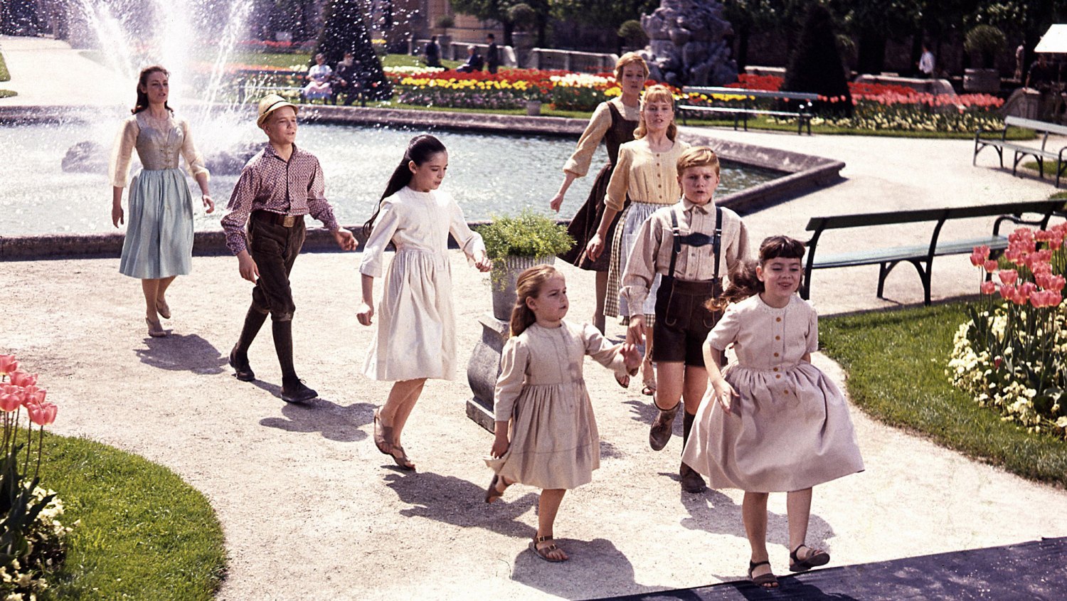 THE SOUND OF MUSIC, clockwise from back left: Charmian Carr, Nicholas Hammond, Angela Cartwright, Kym Karath, Debbie Turner, Duane Chase, Heather Menzies, Julie Andrews, 1965.